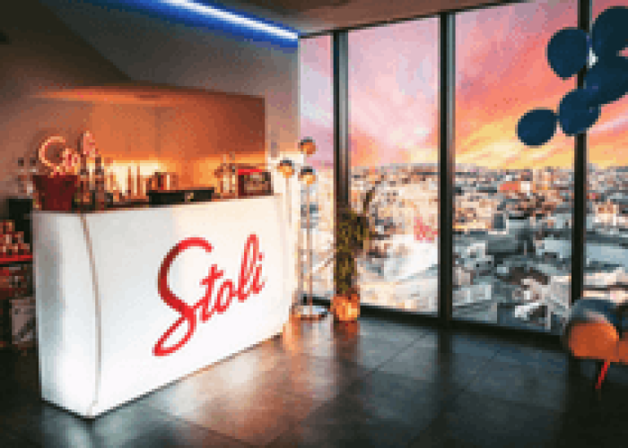 Stoli®, vodka oficial de la nueva película Atómica, patrocina en exclusiva su pre-estreno en Madrid