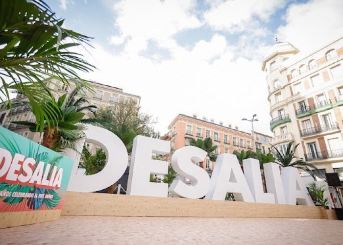 Desalia instala una playa caribeña en la Plaza de Callao y lleva a 20 jóvenes con mucho flow a Punta Cana